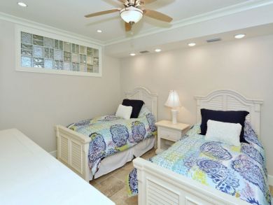 Siesta Key Updated Unit 2 Bedrooms 125 yards from Beach